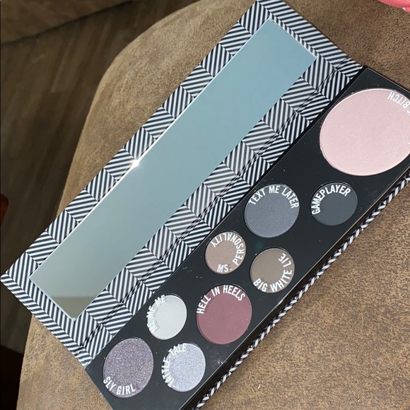 MAC EYESHADOW PALETTE BASIC BITCH 💃❤️ BNIB - Picture 3 of 3